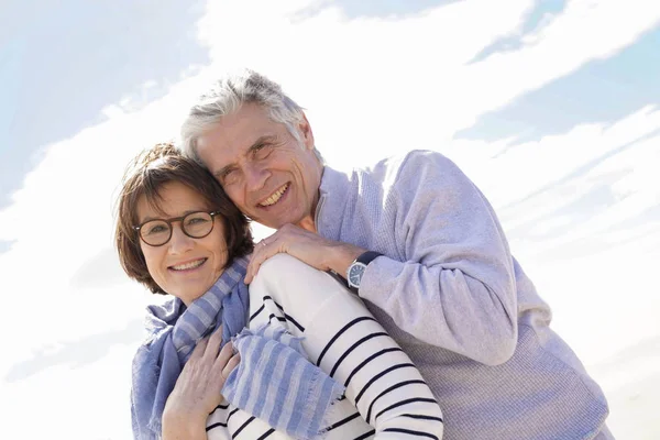 Portret Van Senior Paar Omarmen Aan Het Strand — Stockfoto