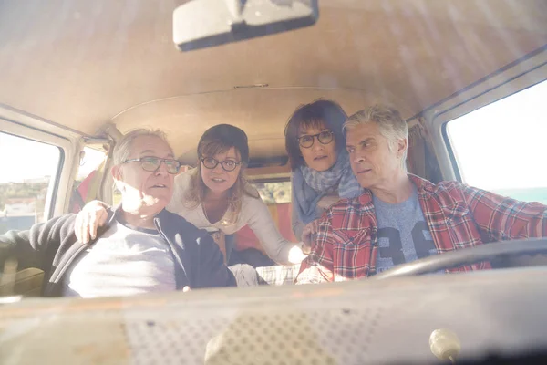 Pessoas Idosas Montando Van Campista Vintage Para Uma Viagem — Fotografia de Stock