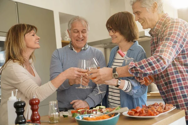 Äldre Människor Jublande Med Vin Medan Förbereder Måltid — Stockfoto