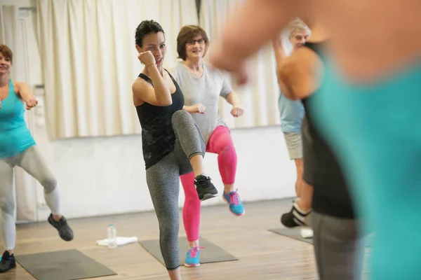 Grupo Personas Mayores Sala Fitness Haciendo Ejercicio Con Entrenador — Foto de Stock