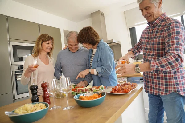 Seniorengruppe Bereitet Gemeinsam Mittagessen — Stockfoto