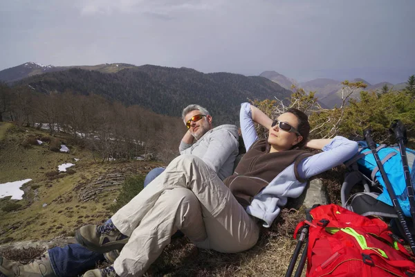 Senderistas Relajándose Las Montañas Durante Viaje —  Fotos de Stock