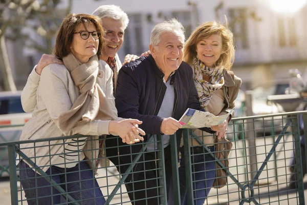 Seniorengruppe Urlaub Lehnt Sich Zaun — Stockfoto