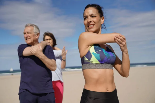 Ritratto Allenatrice Sportiva Che Allena Persone Anziane Sulla Spiaggia — Foto Stock