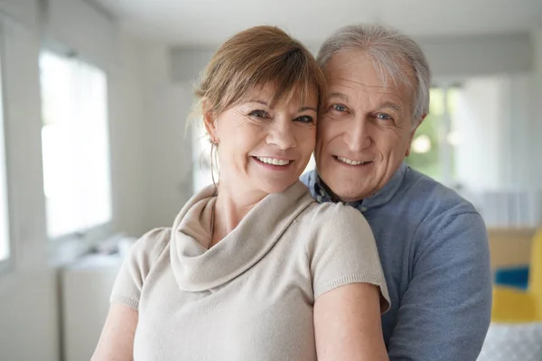 Retrato Casal Idosos Felizes Casa — Fotografia de Stock