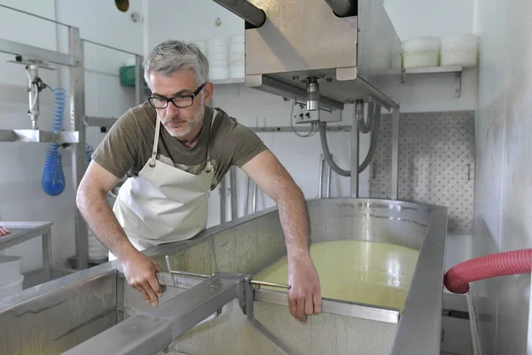 Αγρότης Στο Εργαστήριο Τυρί Φιλτράρισμα Πρόβειο Γάλα Στο Μηχάνημα — Φωτογραφία Αρχείου