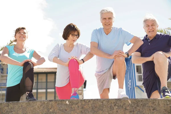 Senior Mensen Doen Rekoefeningen Aan Het Strand — Stockfoto