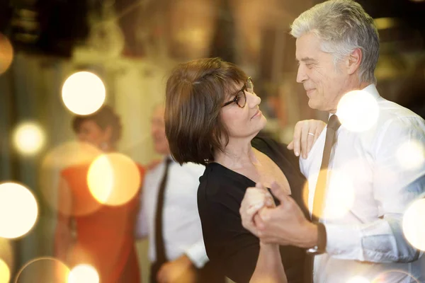 Ρομαντικό Ζευγάρι Ανώτερος Χορεύουν Μαζί Στο Μέγαρο Χορού — Φωτογραφία Αρχείου
