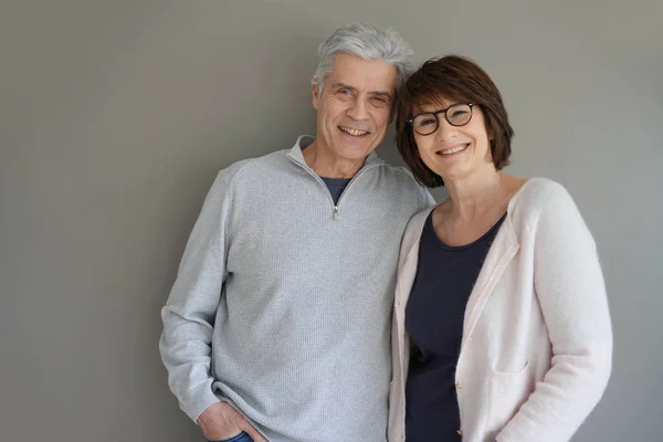 Alegre Pareja Ancianos Pie Sobre Fondo Gris — Foto de Stock