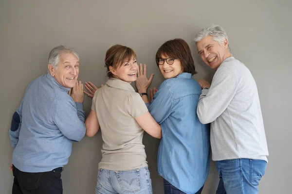 Groupe Personnes Âgées Isolées Sur Fond Gris — Photo