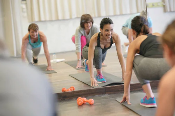 Gruppo Anziani Sala Fitness Che Fanno Attività Fisica Con Allenatore — Foto Stock