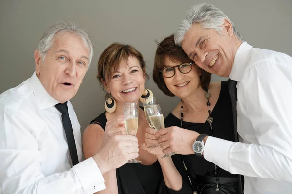 Grupp Äldre Människor Jublande Med Champagne — Stockfoto