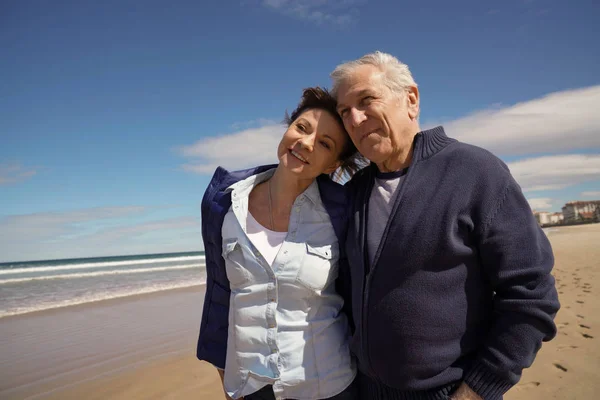 Couple Aîné Marchant Sur Plage — Photo