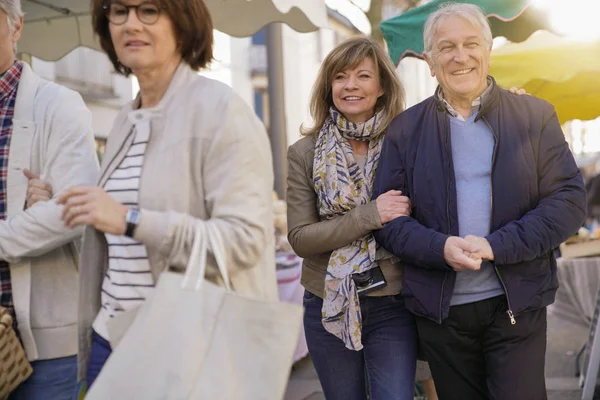 Äldre Par Semester Promenader Gröna Utomhus Marknaden — Stockfoto