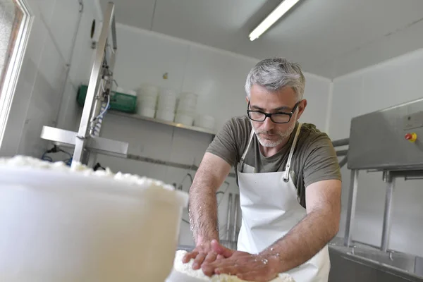 Farmer Laboratory Molding Sheep Cheese — Stock Photo, Image