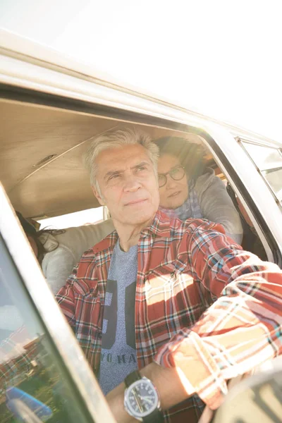 Senior Mensen Riding Vintage Kampeerauto Voor Een Reis — Stockfoto