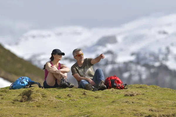 Hikers Admiring Mountain Scenery Trekking Day — Stock Photo, Image