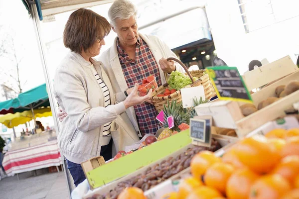 Старшая Пара Покупает Свежие Продукты Зеленом Рынке — стоковое фото