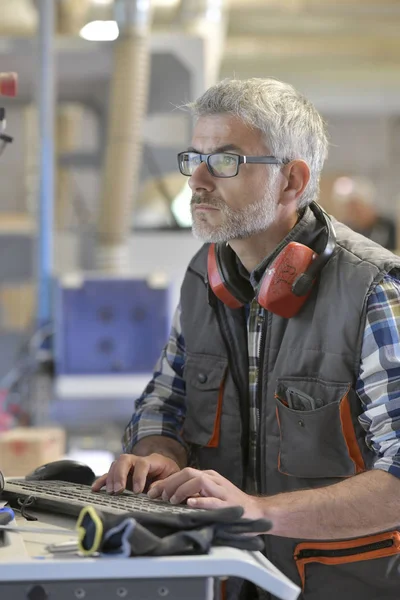 Houtbewerking Technicus Programmering Zagerij Machine — Stockfoto