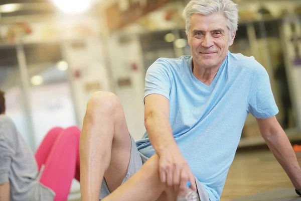 Porträt Eines Älteren Mannes Der Fitnessraum Auf Dem Boden Sitzt — Stockfoto