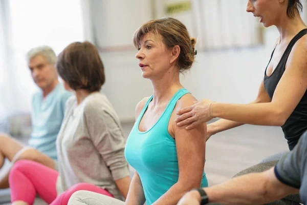 Seniorengruppe Fitnessraum Trainiert Mit Trainer — Stockfoto