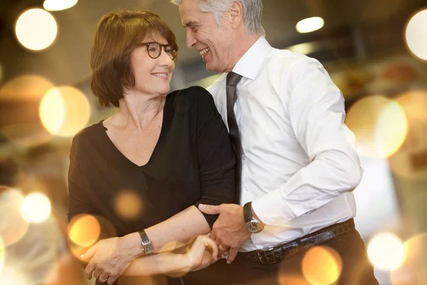 Romantisches Seniorenpaar Tanzt Gemeinsam Tanzsaal — Stockfoto