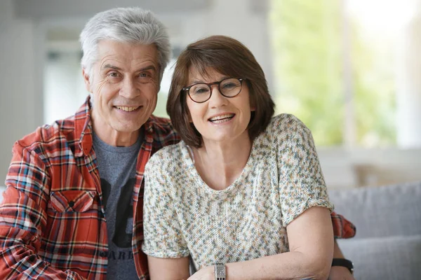 Retrato Casal Sênior Casa Sentado Sofá — Fotografia de Stock