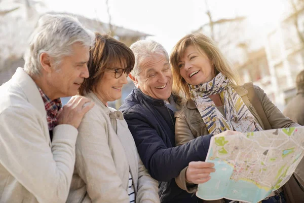 Gruppe Älterer Touristen Liest Stadtplan — Stockfoto