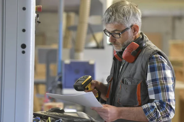 Holztechniker Programmiert Sägewerk Maschine — Stockfoto