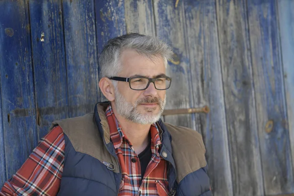 Portrait Farmer Leaning Cowshed Door — Stock Photo, Image