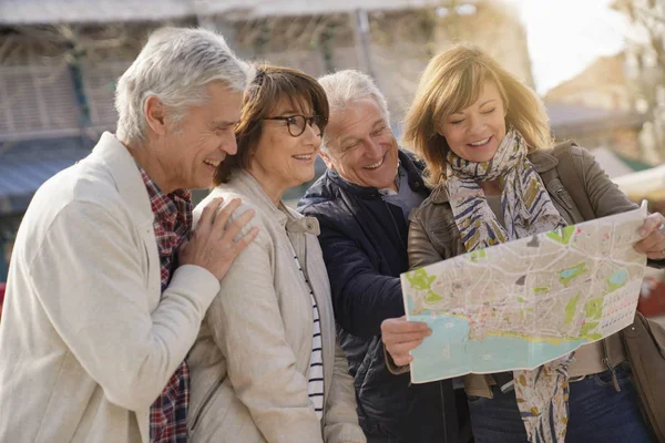 Grupo Turistas Seniores Leitura Mapa Cidade — Fotografia de Stock