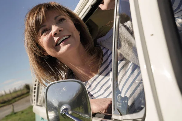 Χαρούμενα Ώριμη Γυναίκα Στο Τιμόνι Της Εκλεκτής Ποιότητας Van — Φωτογραφία Αρχείου