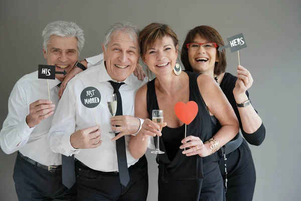 Parejas Mayores Celebrando Bodas Usando Accesorios Fotográficos — Foto de Stock