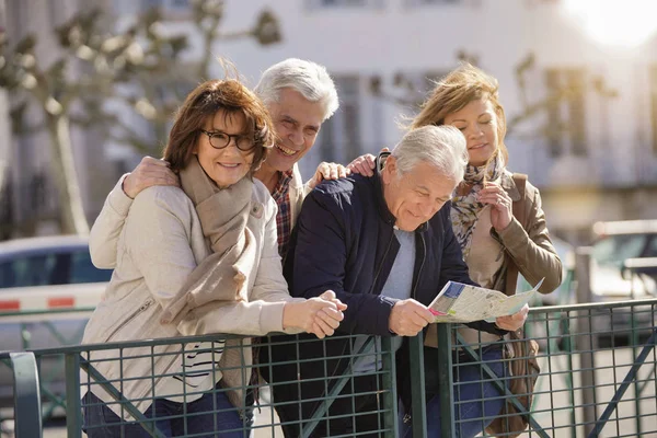 Kelompok Orang Orang Senior Pada Liburan Bersandar Pada Pagar — Stok Foto