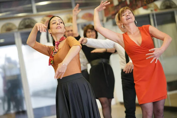 Ομάδα Ανώτερων Ανθρώπων Χορεύοντας Τάξη Δασκάλα Του Χορού Royalty Free Εικόνες Αρχείου