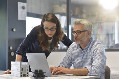 Endüstriyel tasarımcılar birlikte proje Office üzerinde