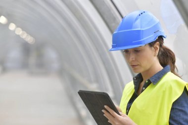 Endüstri Mühendisi bitki koridorda tablet ile bağlı