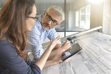 Endüstriyel tasarımcılar birlikte proje Office üzerinde