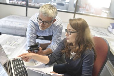 Endüstriyel tasarımcılar birlikte proje Office üzerinde