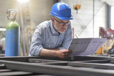 Fabrikada telefonda konuşurken Metalurji mühendisi