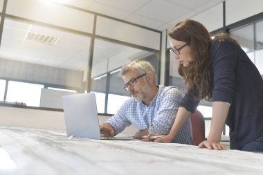 Endüstriyel tasarımcılar birlikte proje Office üzerinde