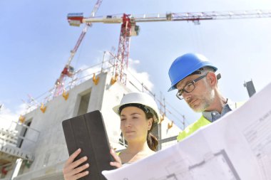 İnşaat Müdürü ve site oluşturmaya çalışan mühendis