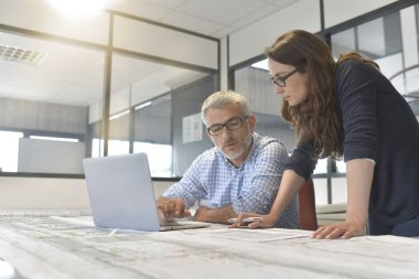 Endüstriyel tasarımcılar birlikte proje Office üzerinde