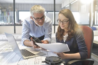 Endüstriyel tasarımcılar birlikte proje Office üzerinde