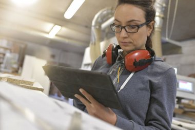 Projede çalışan Endüstriyel Tasarımcı kadın