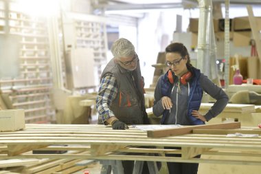 Ahşap endüstrisi teknisyenleri proje üzerinde birlikte çalışıyorlar