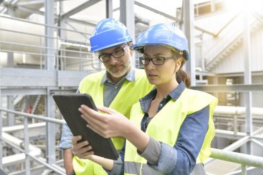 Endüstri Mühendisleri geri dönüşüm tesisi tablet ile çalışma