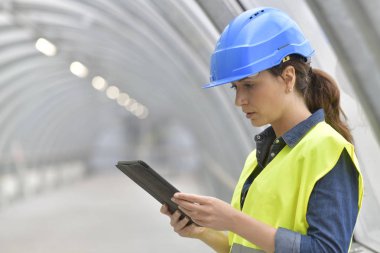 Endüstri Mühendisi bitki koridorda tablet ile bağlı