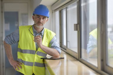 Endüstri Mühendisi tablet ile bağlı