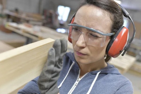 Frau Der Berufsausbildung Holzindustrie — Stockfoto